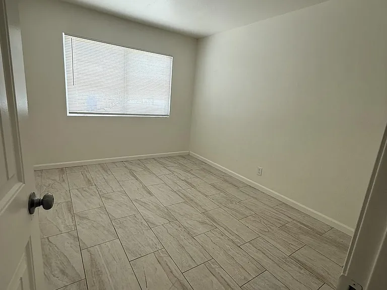1207 E 8th St — Photo 5