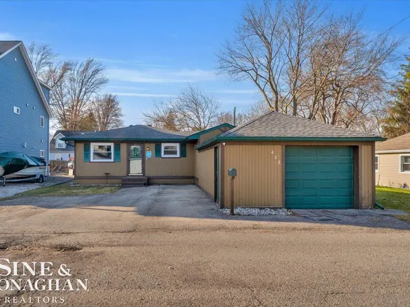 422 Edgewater Dr, Algonac, MI 48001