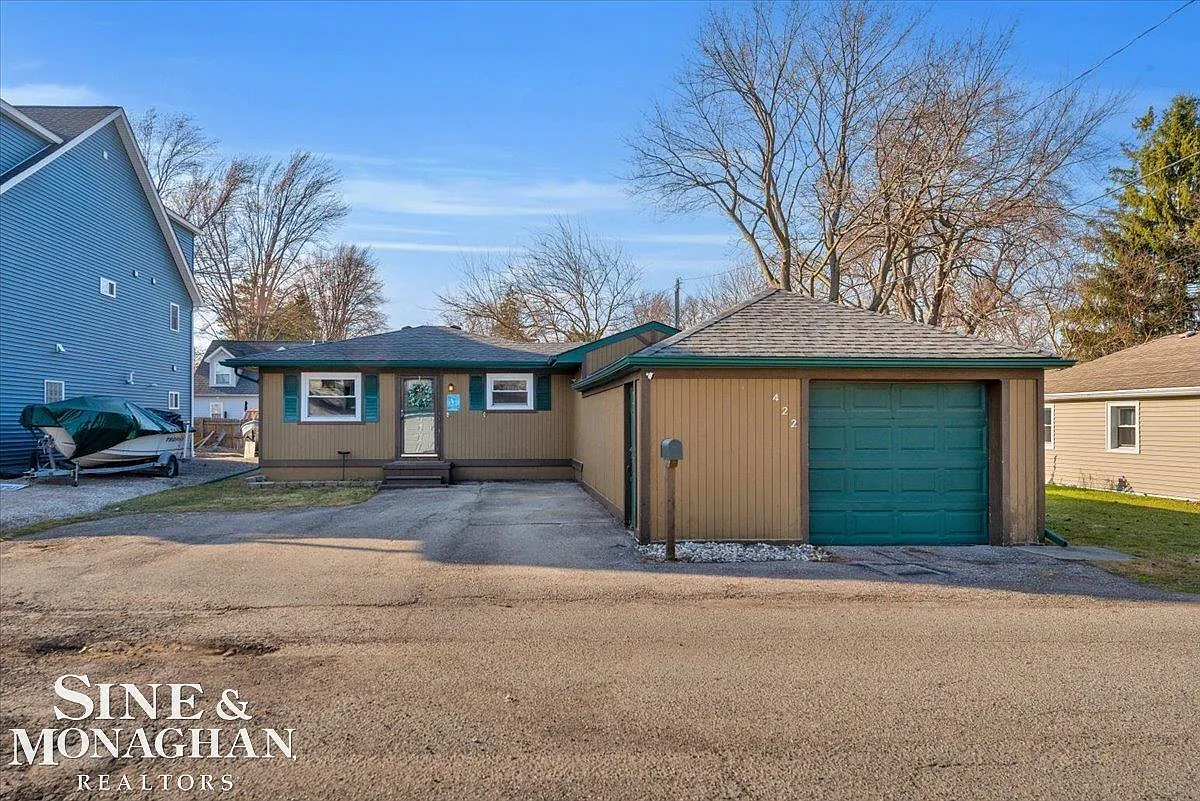 422 Edgewater Dr photo 1