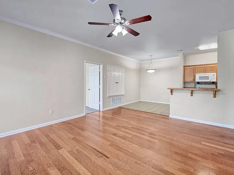 Riviera Apartments — Photo 33