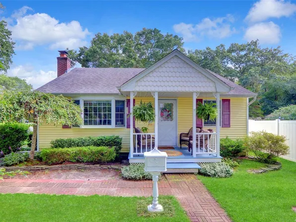 18 Oakwood Street, Blue Point, NY 11715