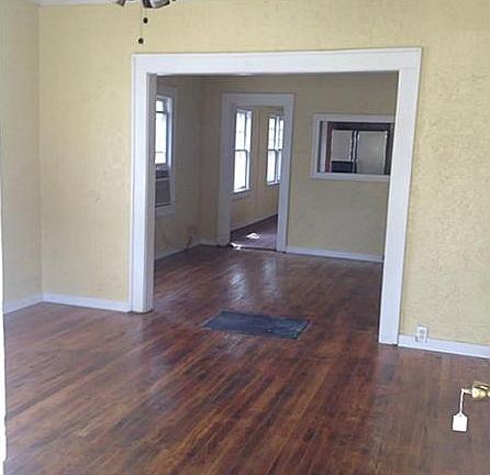 3rd image of 416 W 10th Ave