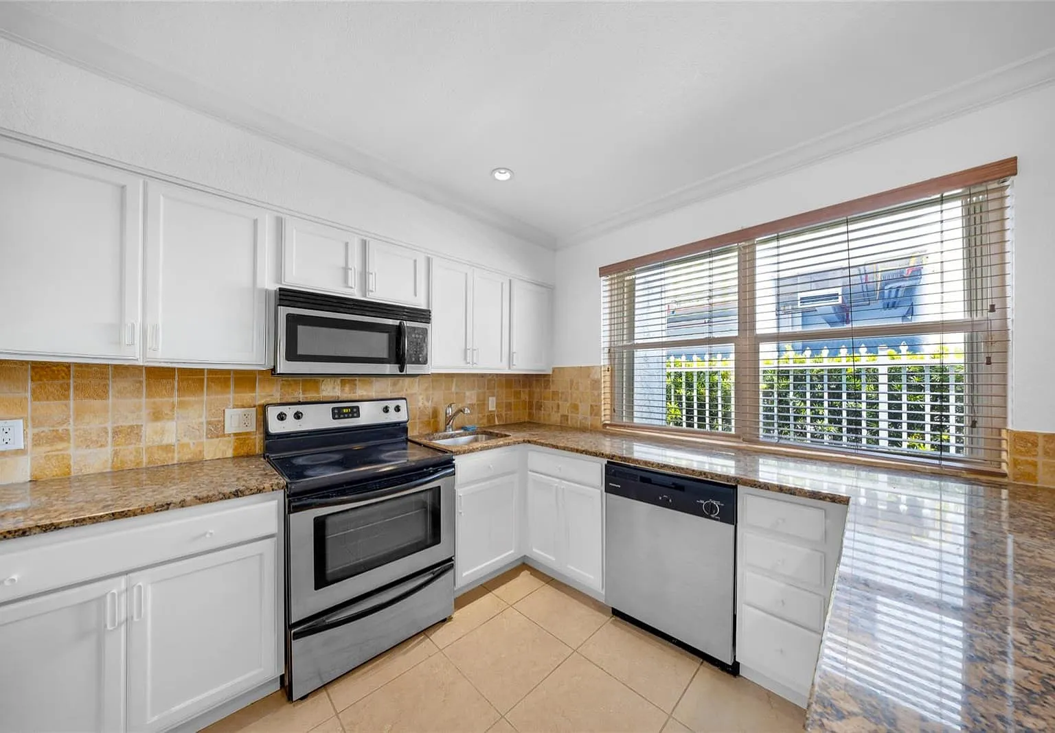 2 bed, 1.5 bath, 900 sqft, $2,300 — Photo 2