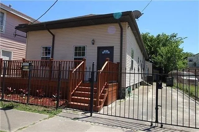 3 bed, 2.0 bath, 1945 sqft, $2,000 — Photo 2