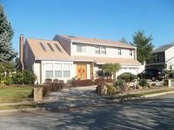 4 Whispering Fields Dr, Northport, NY 11768