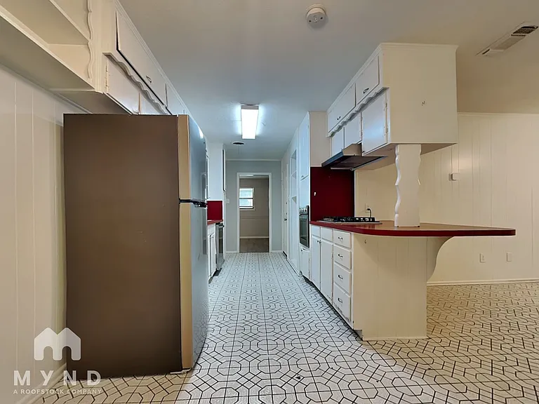 605 Thompson Dr — Photo 5