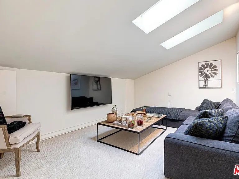 1075 Wallace Rdg — Photo 31