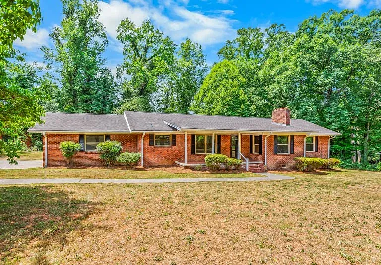 1226 Twin Oak Dr — Photo 2