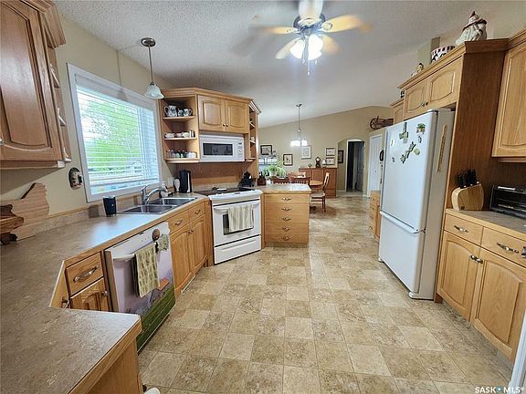 4th image of 225 3rd St