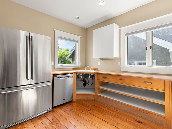 3rd image of 2047 N Sumner St