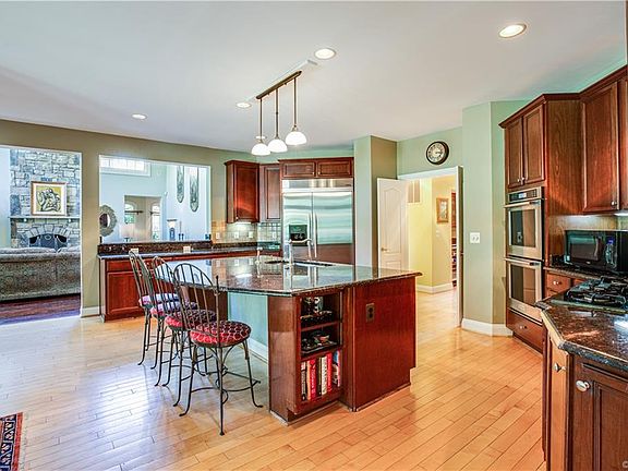 2nd image of 112 Carroll Cir