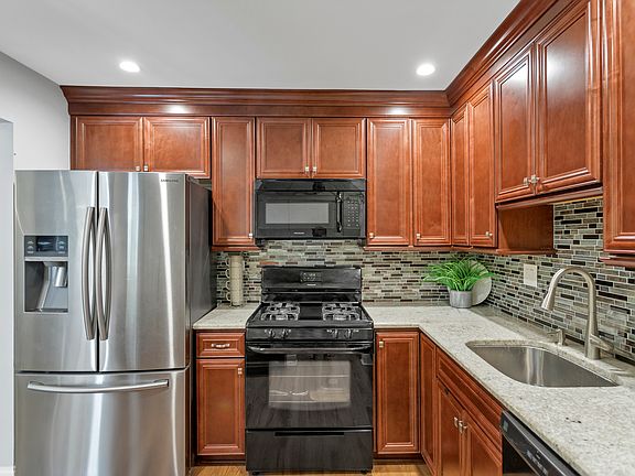3rd image of 909 E Kenilworth Ave Unit 316