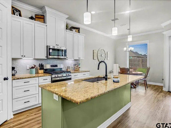 1802 Forestdale Blvd, Whitehouse, TX 75791