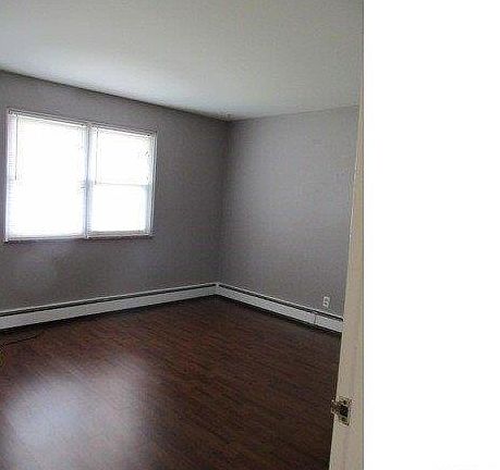 4th image of 67 Campus Dr W