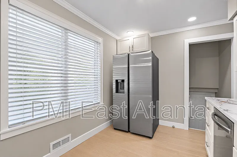 4 bed, 2.0 bath, 1872 sqft, $2,400 — Photo 2