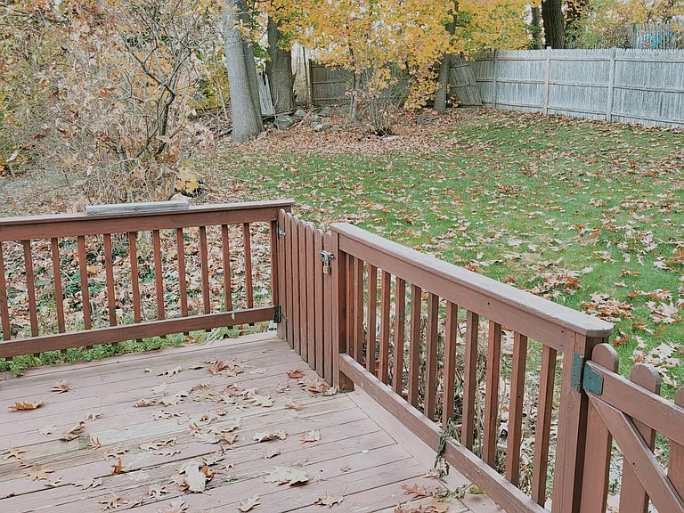 141 Greenwood Ct — Photo 4