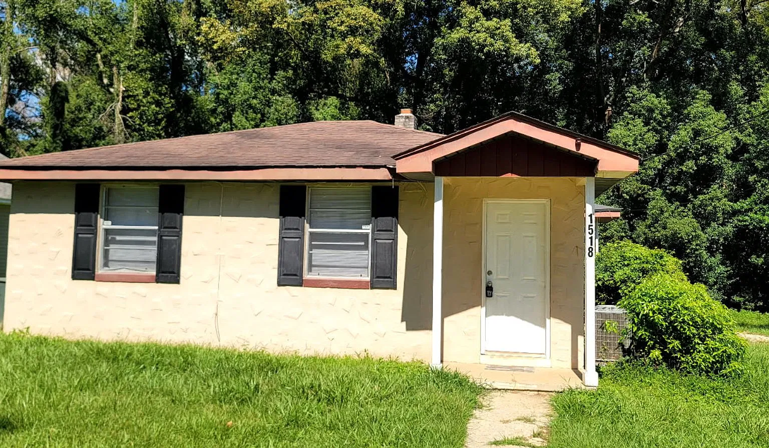 NICE 3/1 House w/ Tile Floors, Washer/Dryer, Split Plan, & Large Yard! $1125/month Avail NOW! — Photo 1