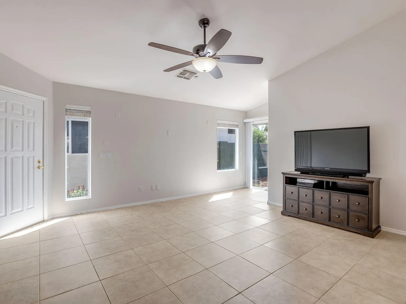4 bed, 1363 sqft, $2,300 — Photo 4