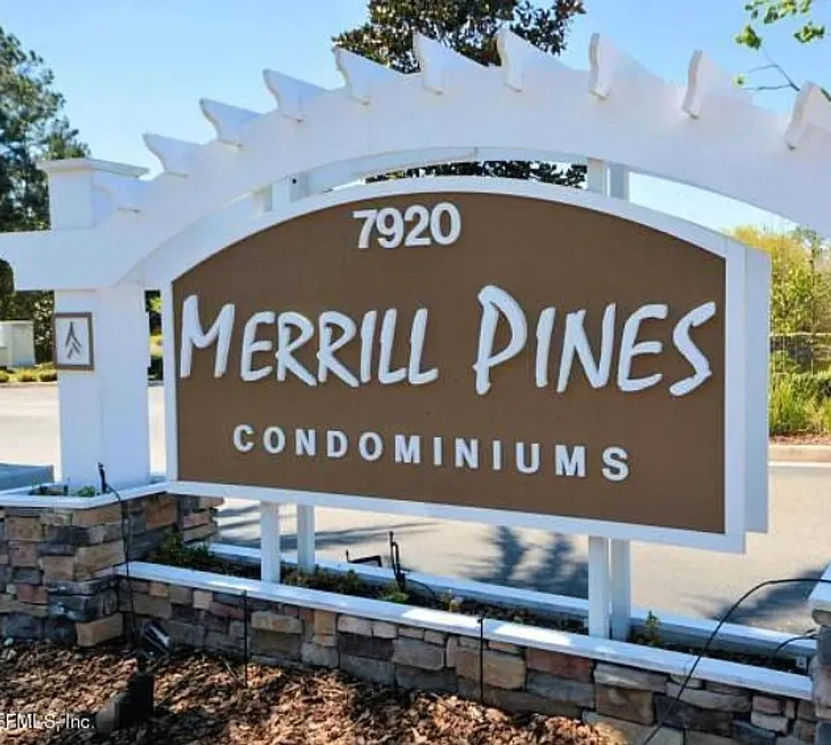 Upscale Condo in the Merrill Pines Gated Community — Photo 1