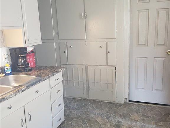 5th image of 411 E North St