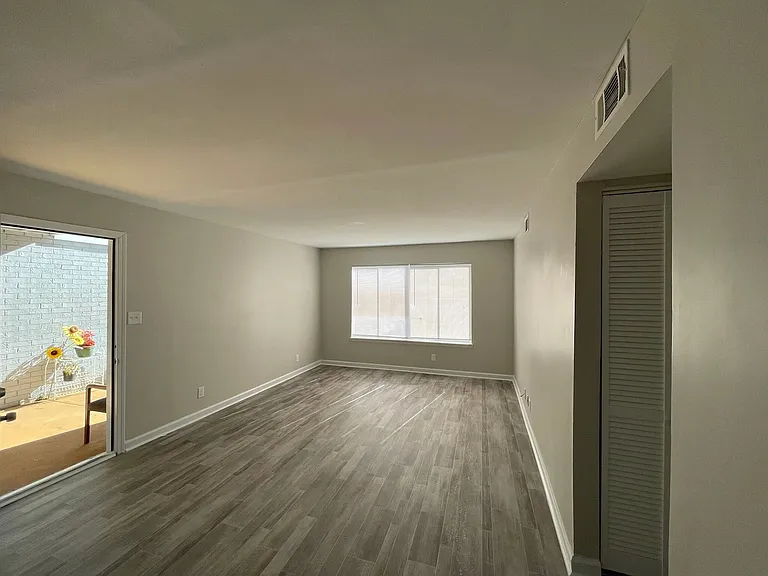 Riverbend Apartments — Photo 9