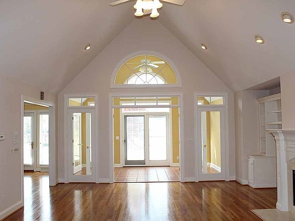 3rd image of 2105 Villa Sq