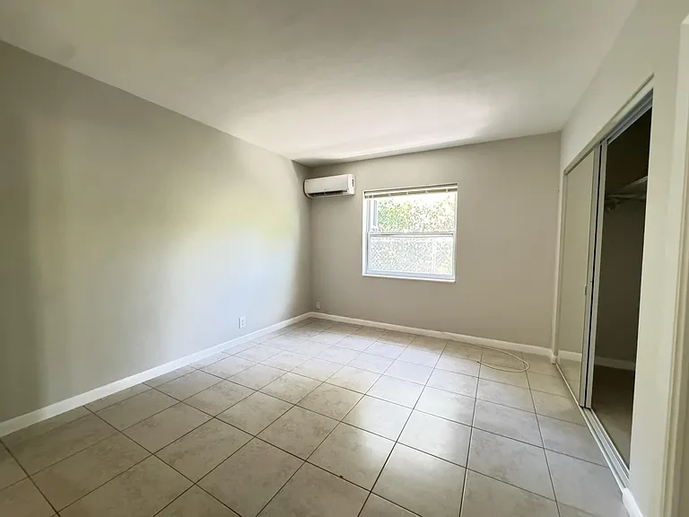 625 NE 14th Ave #4 — Photo 16