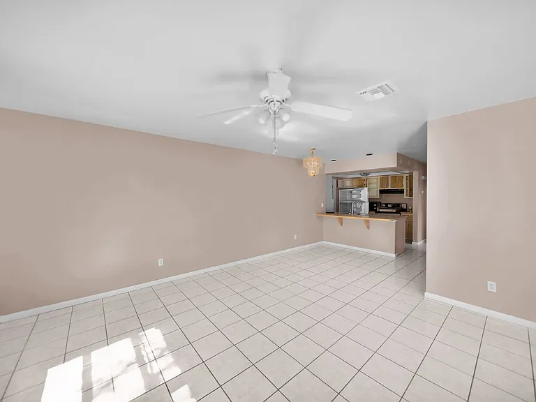 517 SE 23rd Pl — Photo 5