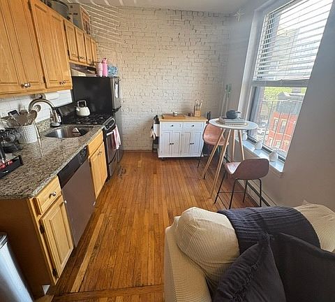 3rd image of 46 Hereford St APT 4F