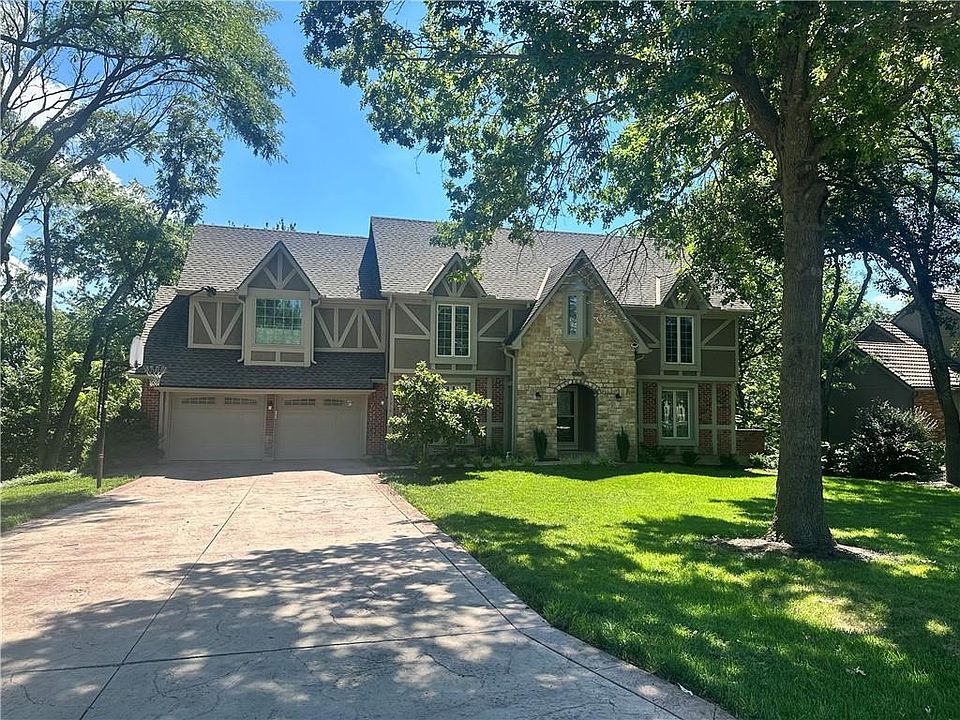 2nd image of 15819 Overbrook Ln