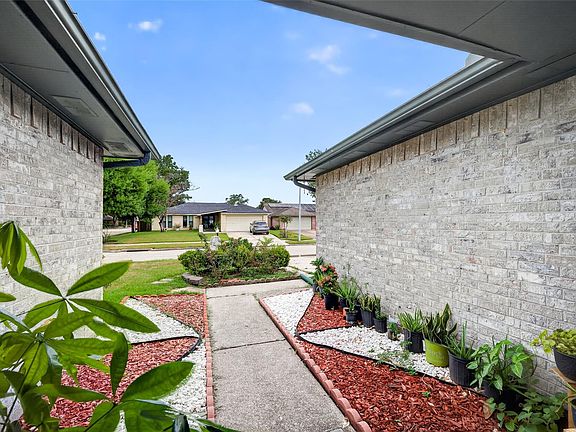 4th image of 1315 Holbech Ln