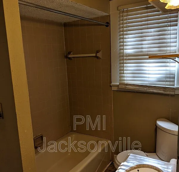 1211 Hollywood Ave — Photo 18