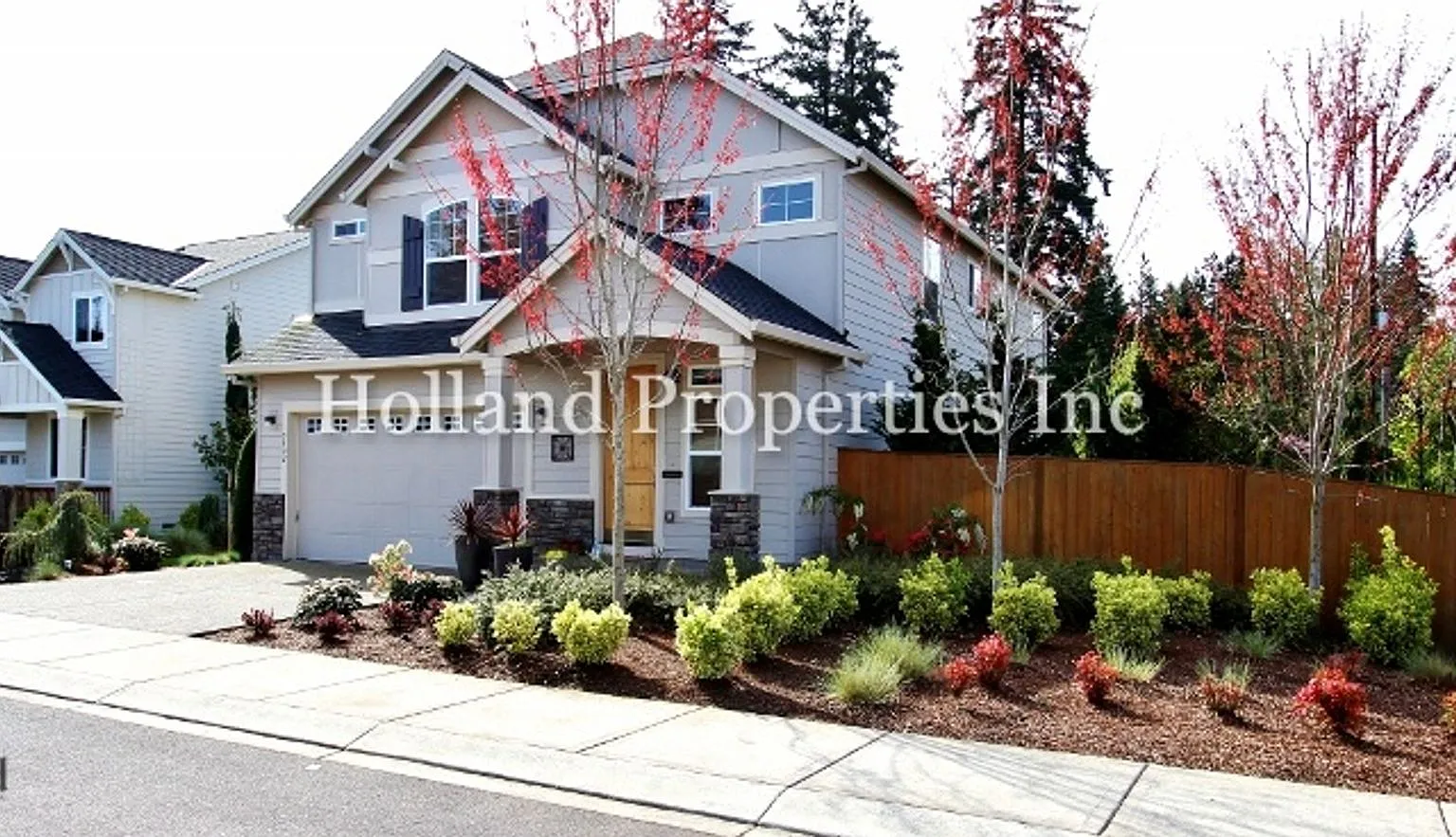 Spacious 4-Bedroom Hillsboro Home with New HVAC, Gas Fireplace & Prime Location — Photo 2