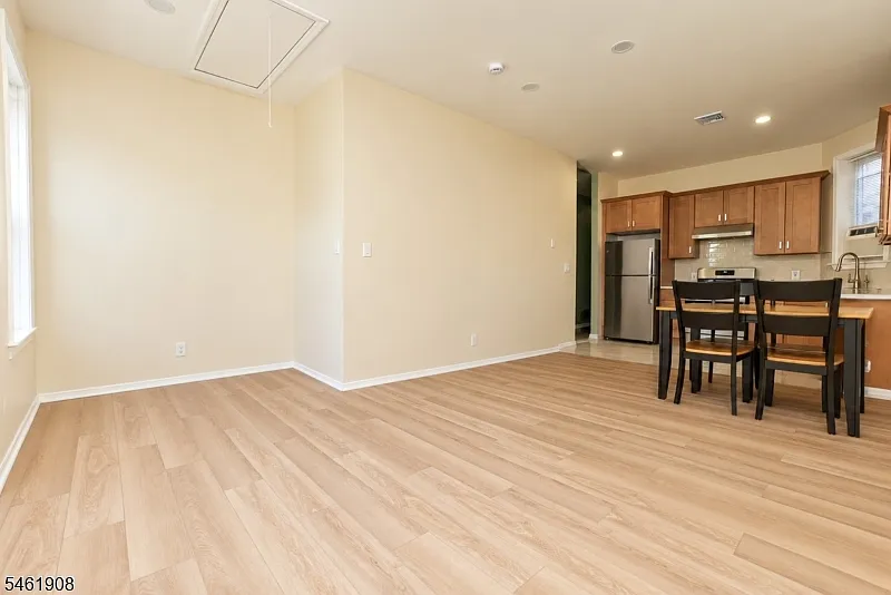 3 bed, 1.0 bath, 1200 sqft, $3,500 — Photo 4