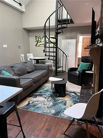 931 Pine St — Photo 44
