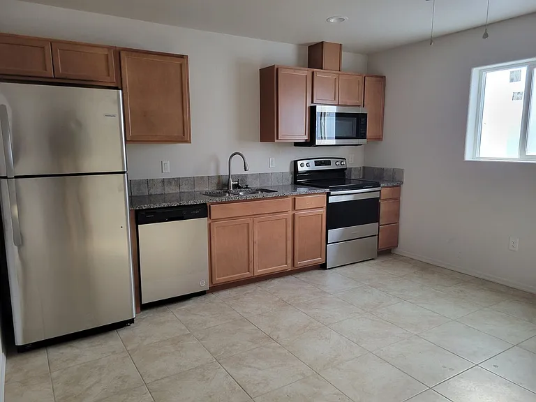 2544 Hillview Dr — Photo 7