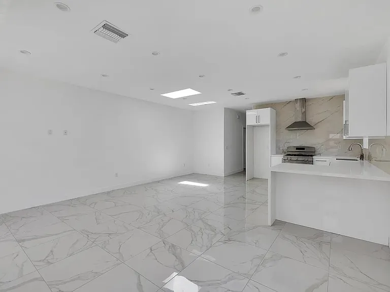 634 E Valencia Ave — Photo 3
