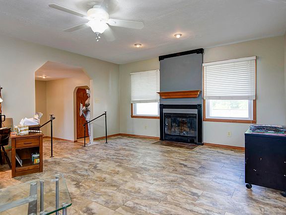 3rd image of 912 Parkview Drive