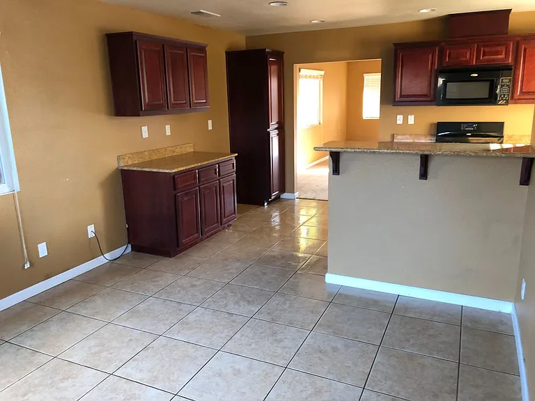 585 Hart Dr — Photo 5