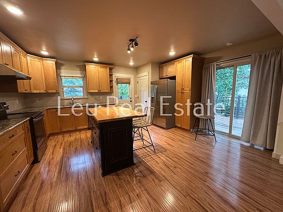 5th image of 920 Hillcrest St