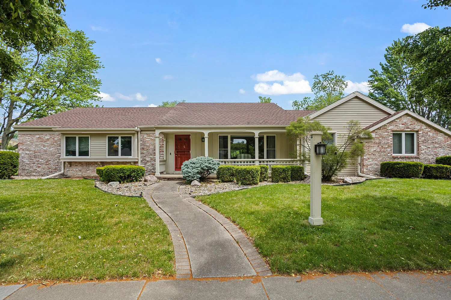 1012 Harrington Dr photo 1