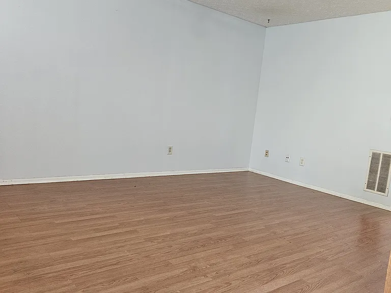 1001 Syracuse Ln — Photo 3