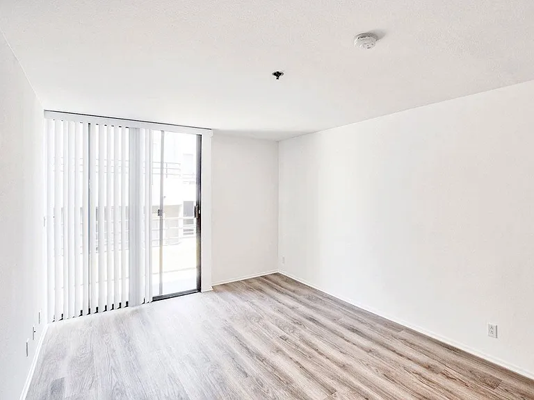 1837 Whitley — Photo 12