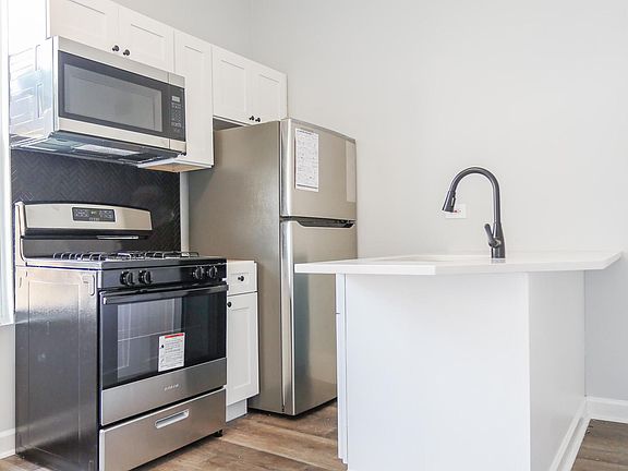5th image of 960 N Wolcott Ave #2