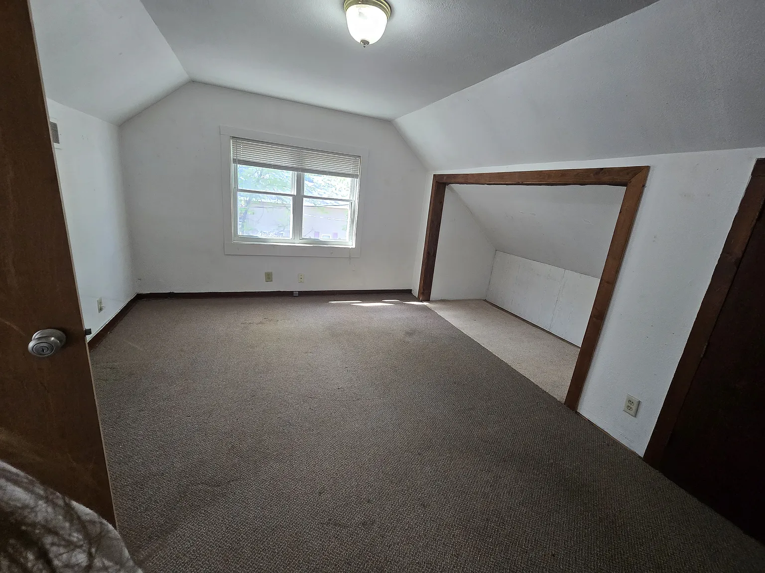 6 bed, 1900 sqft, $2,100 — Photo 2