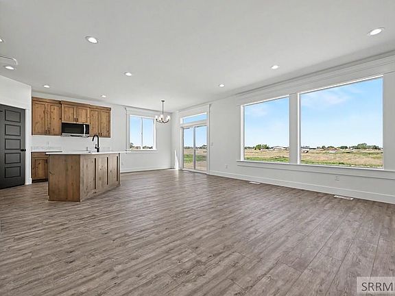 2nd image of 440 Spruce Way