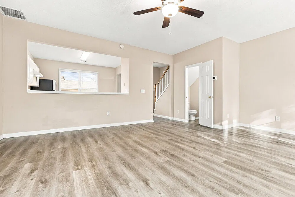 3 bed, 2.5 bath, 1370 sqft, $2,105 — Photo 4