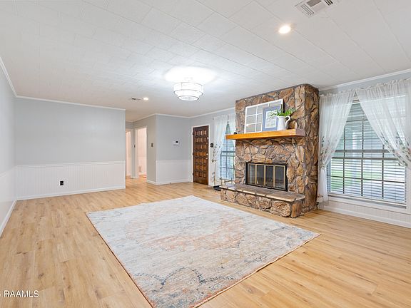 3rd image of 132 Kentwood Dr