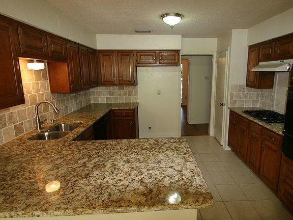 4th image of 2304 Woodglen Dr