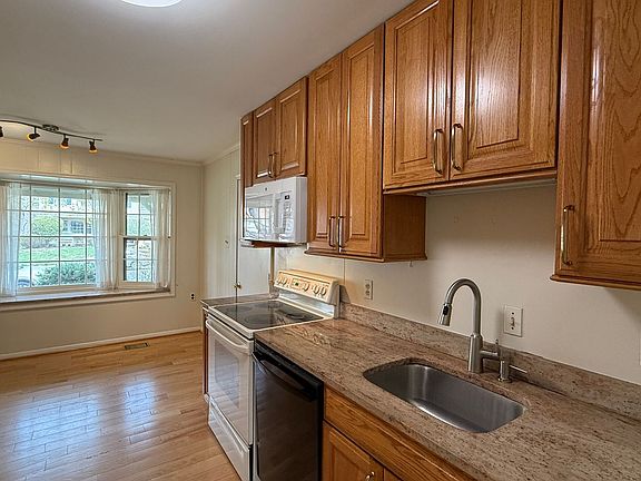 5th image of 3219 Manitoba Dr